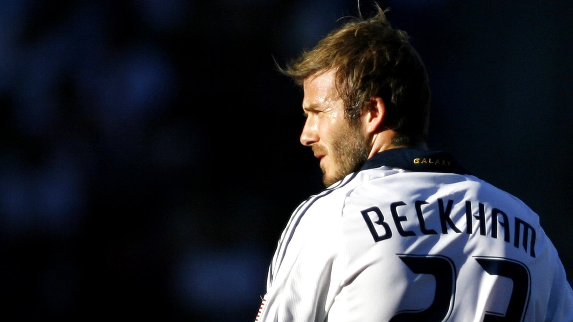 球队临场指挥反应迅速面对突发状况战术切换行云流水,足球比赛临场指挥